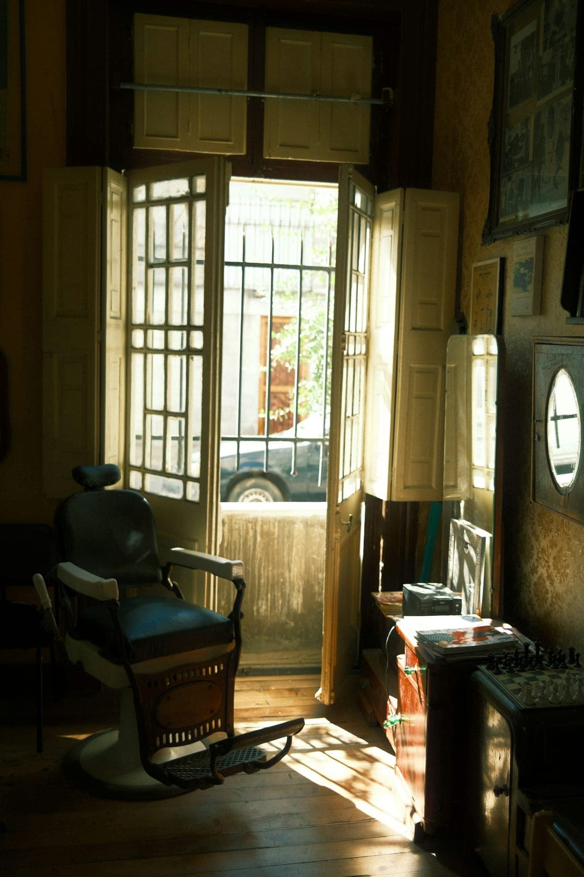 Interno del barber shop ARENA con poltrona vintage